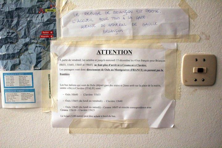 Alors que les exilés avaient pris l’habitude de prendre des navettes pour traverser la frontière depuis Clavière, depuis le 1e octobre, le transporteur français RESALP a supprimé deux dessertes de ses quatre liaisons quotidiennes entre la France et l’Italie