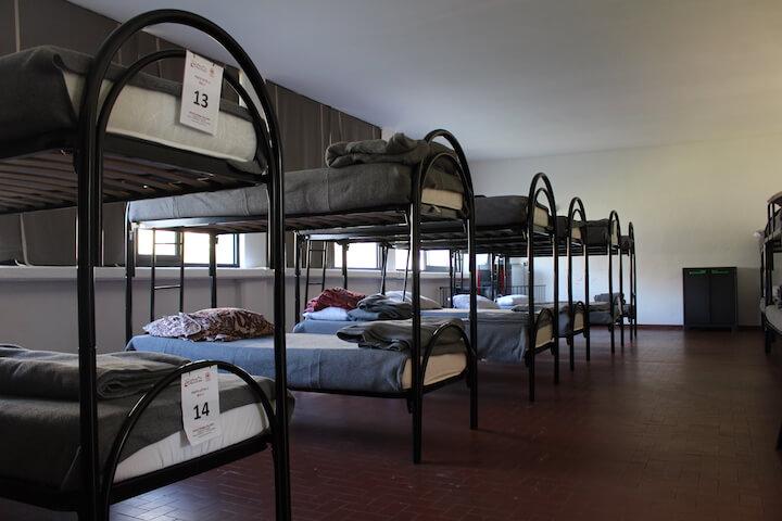 Face à l'augmentation du nombre de migrants, les associations, débordées, demandent le soutien de l’État, qui préfère renforcer sa chasse aux exilés.