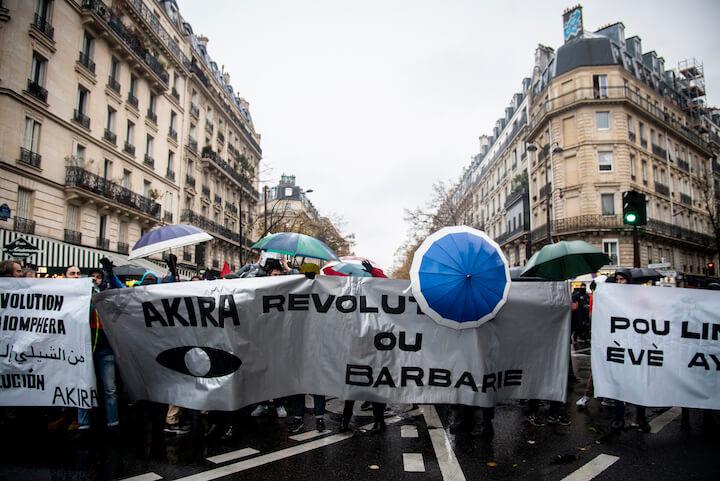 Fin novembre, à Paris, des milliers de manifestants ont marché contre l’extrême droite et le racisme. Dans la manif’ un cortège inhabituel sort du lot. Une quarantaine de personnes se tiennent derrière une banderole argentée « Akira : révolution ou barbarie »