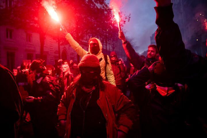Dans la manif’, les soutiens d'Akira portent des loups vénitiens artisanaux sur les yeux