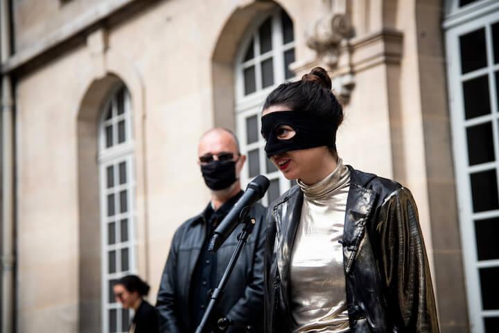 Le dimanche 19 septembre, une jeune femme masquée en veste scintillante apparaît sur le perron du musée Carnavalet, dans le 3ème arrondisssement de Paris