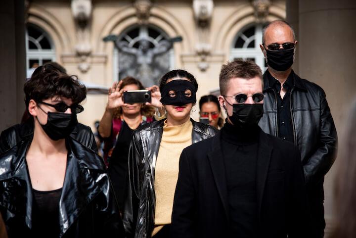 Dans les milieux militants, la mise en scène d'Akira est largement raillée pour son décor chic et son ton théâtral