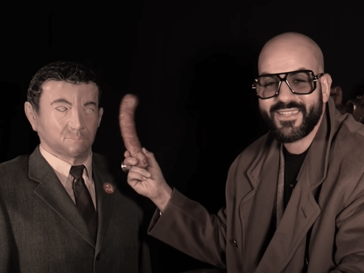 Sur Youtube, Papacito a publié une nouvelle nouvelle vidéo. Il a notamment tapoté une saucisse sur un mannequin censé représenter Jean-Luc Mélenchon en riant grassement.