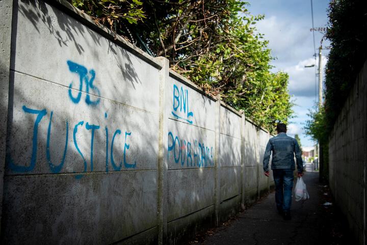 En 2016, c'est dans les rues de Beaumont-sur-Oise que Bagui et Adama sont interpellés, avant que ce dernier – âgé de 24 ans – ne décède à la gendarmerie