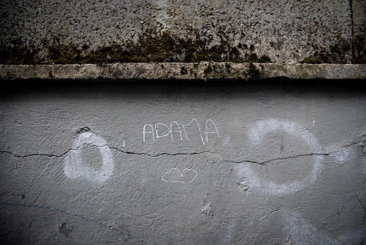 Le prénom d'Adama Traoré est écrit sur plusieurs murs de ville de Beaumont-sur-Oise