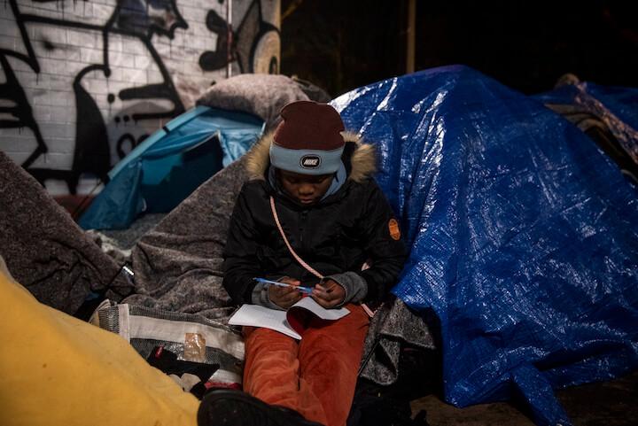 Hawa devant sa tente