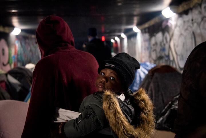 Plusieurs jeunes enfants vivent depuis plus d’un mois sous ce tunnel