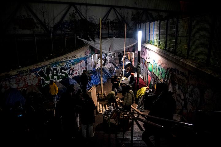 Une centaine de migrants vivent depuis plus d’un mois sous ce tunnel enclavé entre le 19e arrondissement de Paris et le 93