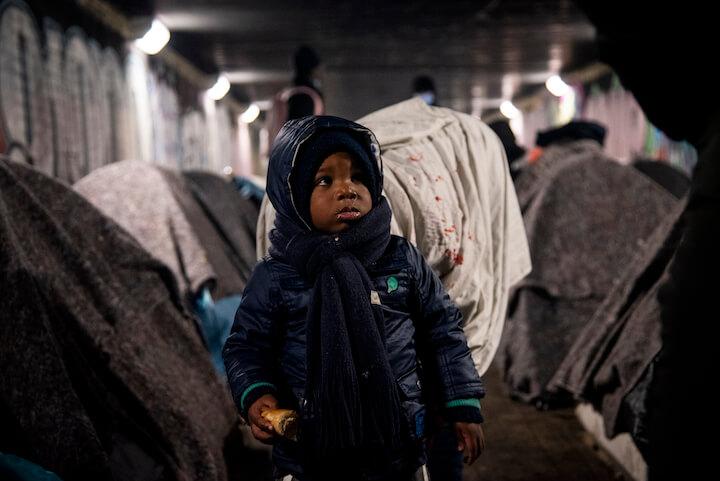 Déconcertés par la situation, d'autres occupants ou des riverains viennent régulièrement déposer des jouets ou des vêtements chauds