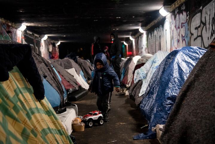 Ahmed, 3 ans, fait partie des très jeunes enfants qui vivent dans le tunnel