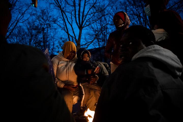 Les familles se réchauffent comme elles peuvent près d'un feu de bois