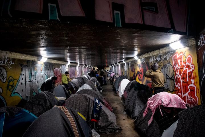 Des familles exilées survivent sous un tunnel