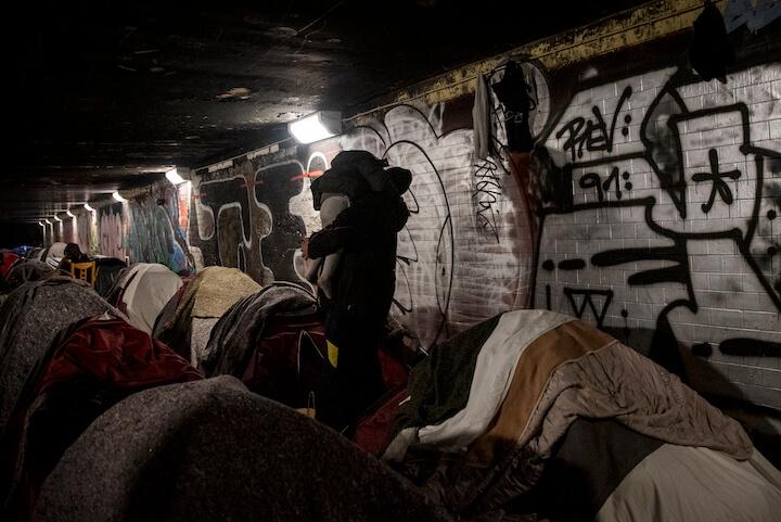 La famille est restée deux mois sous le tunnel, puis a été relogée temporairement dans un gymnase près de la gare de l’Est