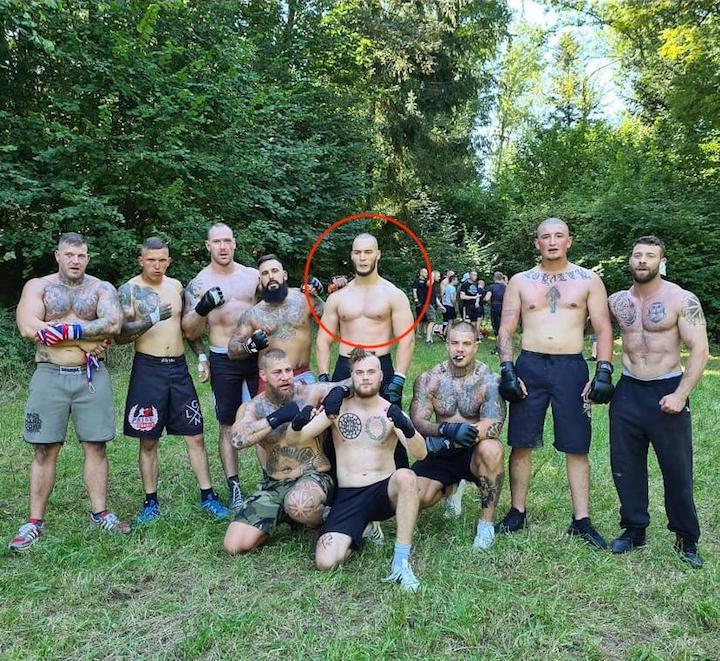 Au centre de l'image (cercle rouge), on peut voir le leader des Zouaves Paris, Marc de Cacqueray-Valménier.