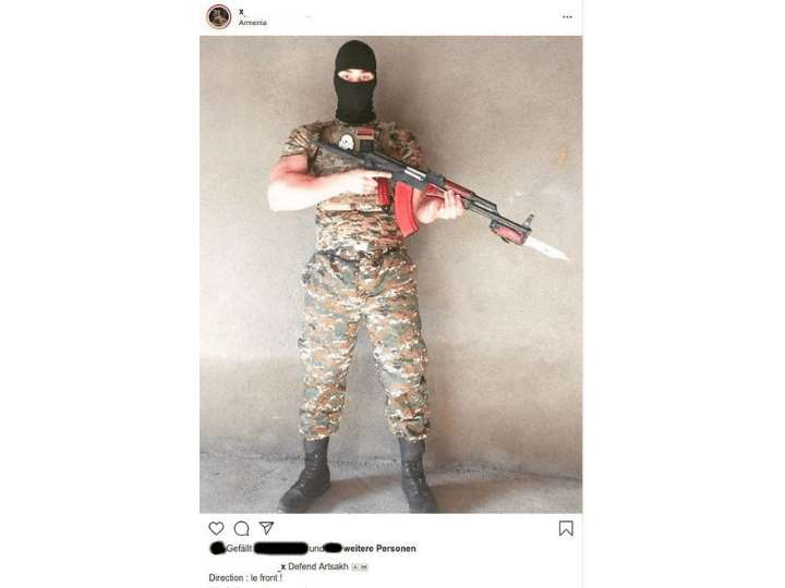 Sur les réseaux sociaux, Marc de Cacqueray-Valmenier diffuse des photos de lui armes à la main