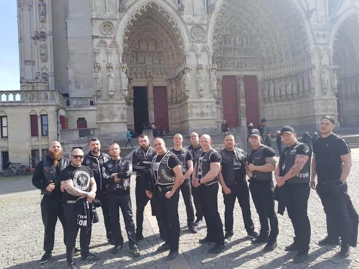 Sur la page Facebook Gremium MC France, une photo montre certains Gremium France en balade à Amiens, en 2018. Marc Bettoni (second en partant de la gauche) était présent