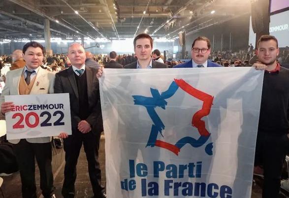 Sur cette photo prise lors au meeting d'Éric Zemmour à Villepinte, on peut voir le militant Pierre-Nicolas Nups (tout à gauche), ancien membre du GUD Nancy et condamné en 2018 pour « incitation à la violence et à la haine en raison de l’orientation sexuelle » à côté de Thomas Joly, président du PdF