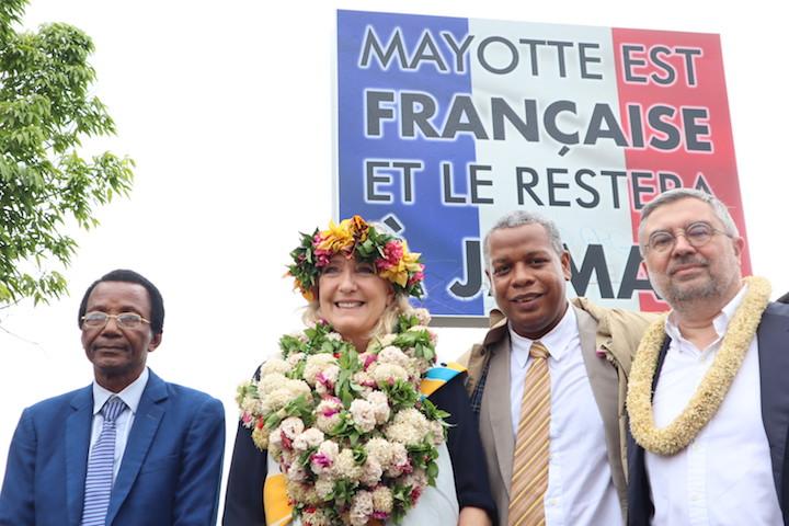 Marine Le Pen, avec à sa droite Daniel Zaïdani, l'ancien président du Conseil départemental condamné à 80.000 euros d'amende et cinq ans d'inéligibilité en octobre pour prise illégale d'intérêt. Il a apporté son récent soutien à la candidate d'extrême droite.