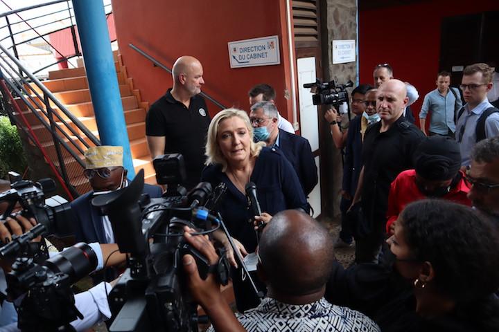 En off, certains professionnels s’indignent de la visite de la candidate d’extrême droite. Ils l’accusent d’instrumentaliser les souffrances des habitants sans proposer de véritables solutions. Marine Le Pen semble parfois s’adresser plus à son électorat métropolitain qu’aux habitants de l’île.