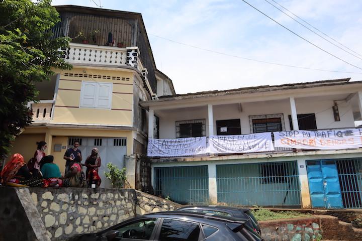 Depuis le 13 décembre, des banderoles hostiles habillent le bâtiment de la Cimade. Des collectifs radicaux tiennent le piquet de grève et ont toute l'action de relogement de la Cimade dans leur viseur