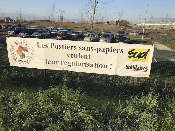 Aujourd’hui encore, les 70 travailleurs maintiennent toujours le piquet de grève. Ils réclament à leur employeur les documents nécessaires pour demander des papiers en préfecture