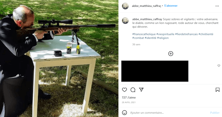 Soutane et fusil à lunettes.