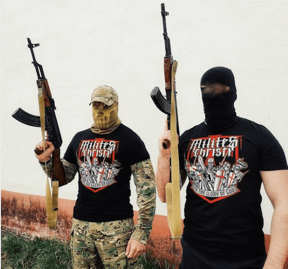 Certains « mannequins » de « Milites Christi » posent fusil d’assaut à la main et avec des tee-shirts proclamant « pour la gloire de Dieu »