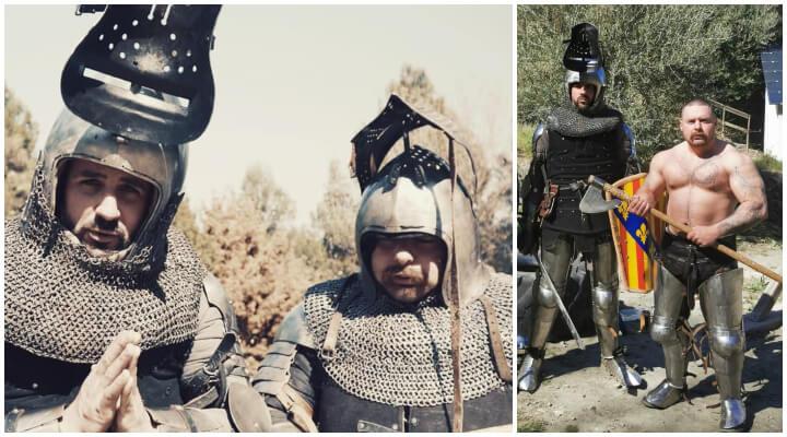 Sous la cuirasse, façon Les Visiteurs, Papacito (à gauche) et Baptiste Marchais (à droite), deux YouTubeurs d'extrême droite.