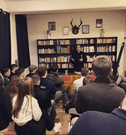 Matthieu Raffray est hyperactif. Le 6 janvier, il donnait une conférence à Rouen, au Mora. Le bar du groupuscule qui a succédé à Génération identitaire en Normandie.