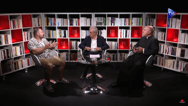 Sur la chaîne d'extrême droite TV Libertés, le YouTubeur faf Baptiste Marchais et l'abbé bagarreur Matthieu Raffray approuvent un « catholicisme viril », et surtout violent.