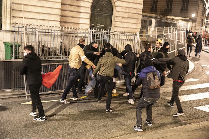 Un quidam s'est fait violemment agresser pour avoir lancé des moqueries au passage du cortège. En plus de deux membres des Zouaves Paris présents lors du tabassage, certains membres du service d'ordre ont également porté des coups