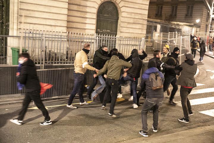 À droite, complètement vêtu de noir et cagoulé, nous avons pu identifier Marc de Cacqueray, le leader du groupuscule violent Zouaves Paris.