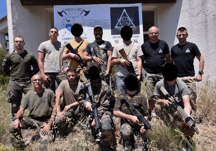 Sur la page Facebook de Taranis Global, un groupe en stage pose fièrement, armes à la main.