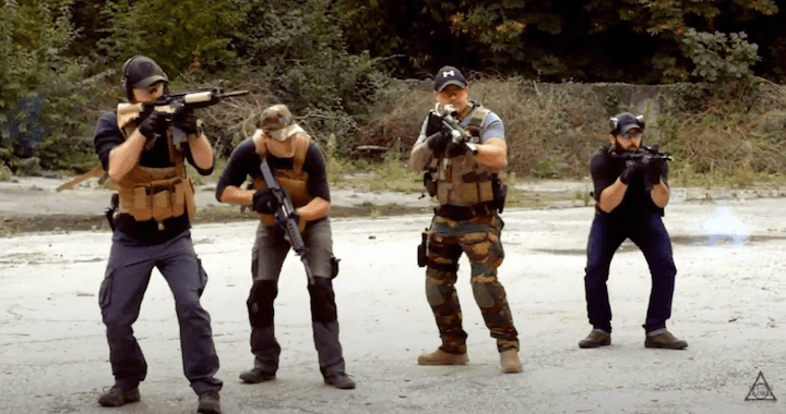 Dans sa vidéo, Taranis Global propose des stages de de « Protection du domicile 