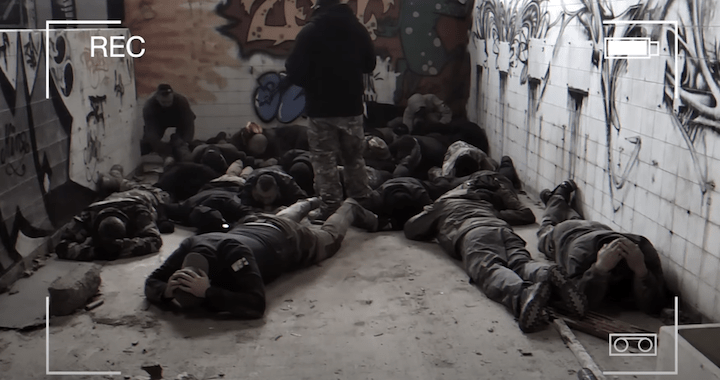 Si on s’en réfère aux images en ligne, ces stages ressemblent plus à un stage de formation à la guérilla urbaine. 