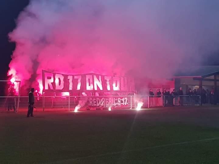 Comme la plupart des groupes amateurs, les Red Debil's (RD17) vont à l'extérieur soutenir leur équipe. Cette saison, ils étaient 25 lors d'un déplacement en minibus par exemple.
