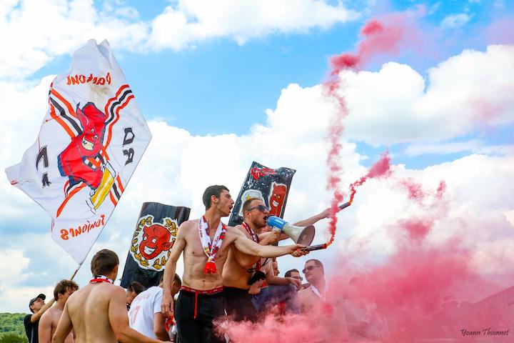 Chaque stock de fumigènes coûte environ 1.500 euros aux RD.Pour se financer, le groupe organise des événements comme un souper dansant et un tournoi de pétanque.