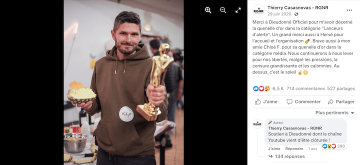 Casasnovas fait régulièrement des dédicaces à Soral et sa bande. En 2020 il vient récupérer sa Quenelle d’or au festival annuel de Dieudonné