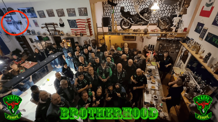 Dans leur QG, on retrouve le Reichskriegsflagge (à gauche, encerclé en rouge), étendard officiel des forces armées allemandes de 1867 à 1919. Depuis les années 60, et l'interdiction des symboles nazis en Allemagne, ce motif est repris par l’extrême-droite la plus radicale