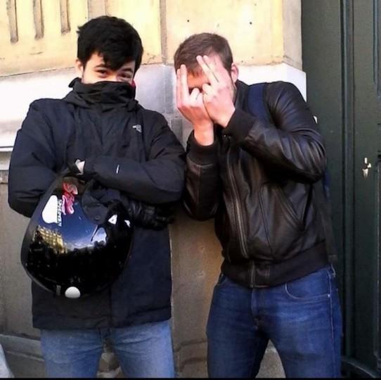 L’ex-président de La Cocarde, Luc Lahalle (à droite), prend la pose aux côtés d’Aloïs Vojinovic, un des leaders des Zouaves Paris au casier chargé. Une photo révélée par les journalistes Daphné Deschamps et Carlos De Sousa.