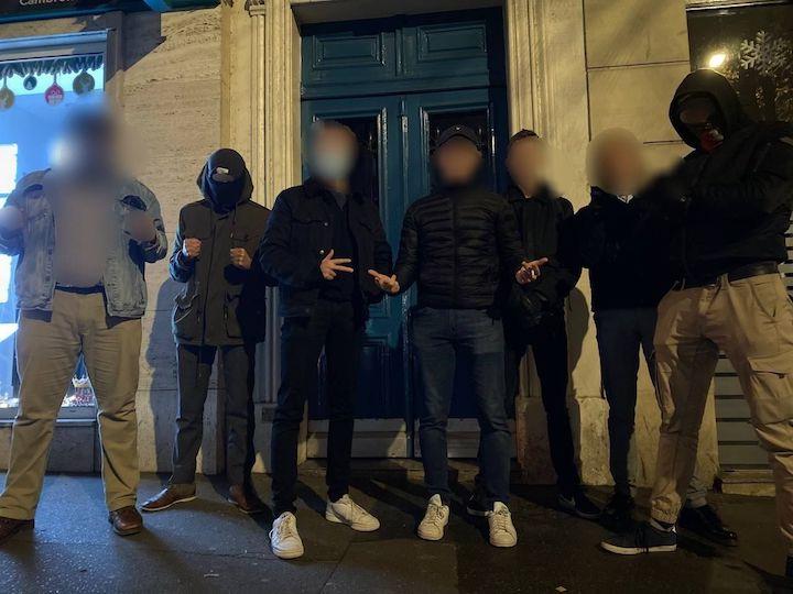 Les militants de la Cocarde n'hésitent pas à poser à la manière de hooligans sur des photos de groupes composés d’identitaires, de néonazis et autres fascistes. Comme en décembre dernier après une prétendue bagarre dans Paris. Un des militants fait un « salut de Kühnen » – une variante à trois doigts du salut nazi