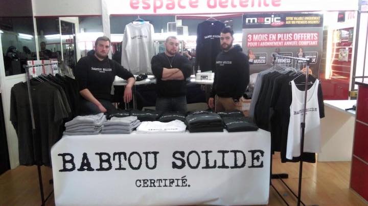 Pour faire la pub de la marque, Baptiste Marchais pose avec les frères Vidal. L'un d'eux, Kleber, est impliqué dans la soirée de torture en 2015 envers l'ancien dirigeant du Gud.