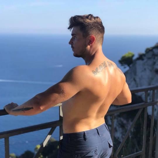 Loïk Le Priol arbore à la fois un look dandy mais aussi viril, avec son tatouage de couteau ou l'inscription dans son dos de la locution latine : « Semper Ad Alta », « toujours plus haut. 