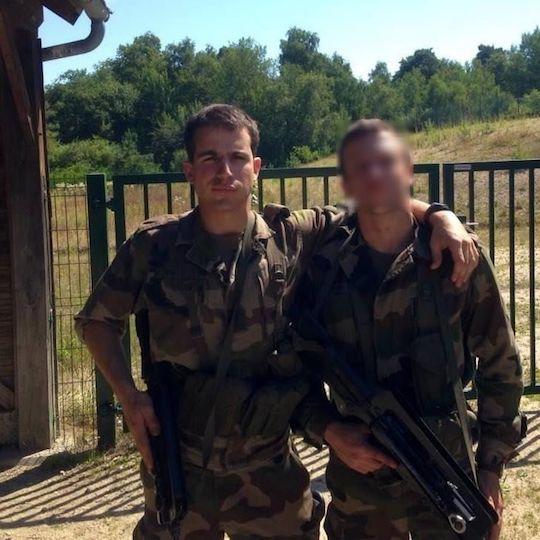 Sur une de ses photos, Romain Bouvier est en treillis, famas en bandoulière, ce qui pourrait laisser à penser qu’il aurait, comme Loïk Le Priol, pu faire un passage dans l’armée, sans qu’à ce stade nous ne puissions le confirmer.
