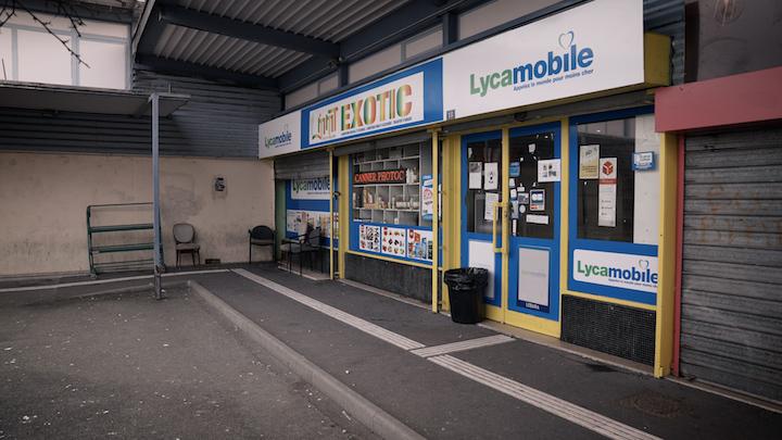 Sur le parvis du petit espace commercial de Lucé, seuls le kebab et l’épicerie sont ouverts.