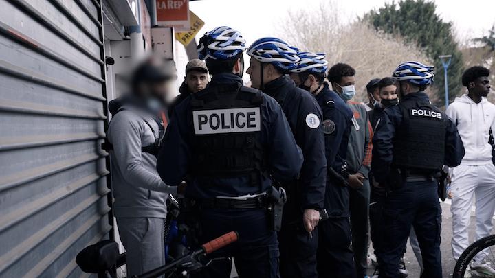 Les habitants ont des griefs envers la police. Selon eux, les jeunes ne peuvent pas sortir sans être alpagué par des agents. Lors du passage de StreetPress, un autre contrôle a illustré ces tensions.