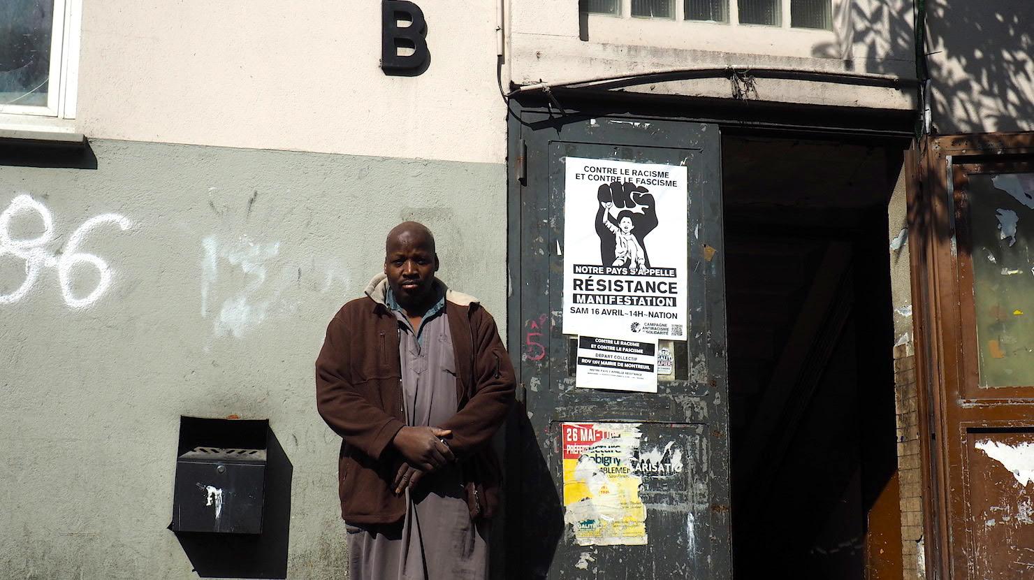 Dans le foyer de travailleurs migrants bondé, on dort jusque dans les escaliers