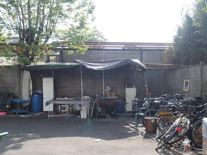 Tard le soir, le coiffeur à cinq euros le dégradé et le vendeur de montres Waterproof décampent du foyer. C’est là que le foyer devient un dortoir géant où chacun se met où il peut.