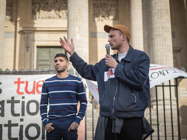 Au Panthéon, ce 14 avril, Léo, militant du Poing Levé Paris 8, dénonce devant Oussama un « tri raciste » organisé par l'État auprès des étudiants réfugiés d'Ukraine