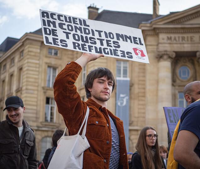 Alors que l’Union européenne avait décidé l'inverse, le gouvernement français a décidé d’exclure de sa protection « les ressortissants de pays tiers qui sont en mesure de regagner leur pays d’origine dans des conditions sûres et durables », dans une circulaire le 22 mars.